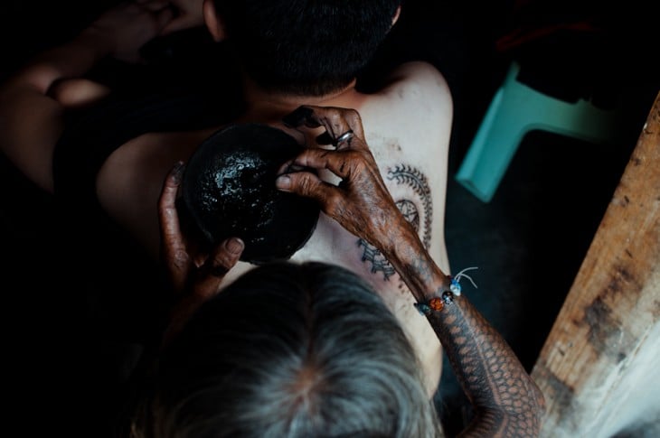 Whang-do tocando la pintura para hacer un tatuaje tradicional 