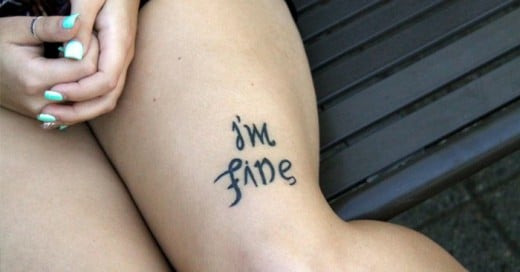 Se hizo un tatuaje pero mira lo que dice si lo ves volteado