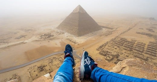 Andrej Ciesielski es un chico alemás de 18 años que durante sus vacaciones a Egipto violo la seguridad y escaló hasta la cima de la pirámide de Giza