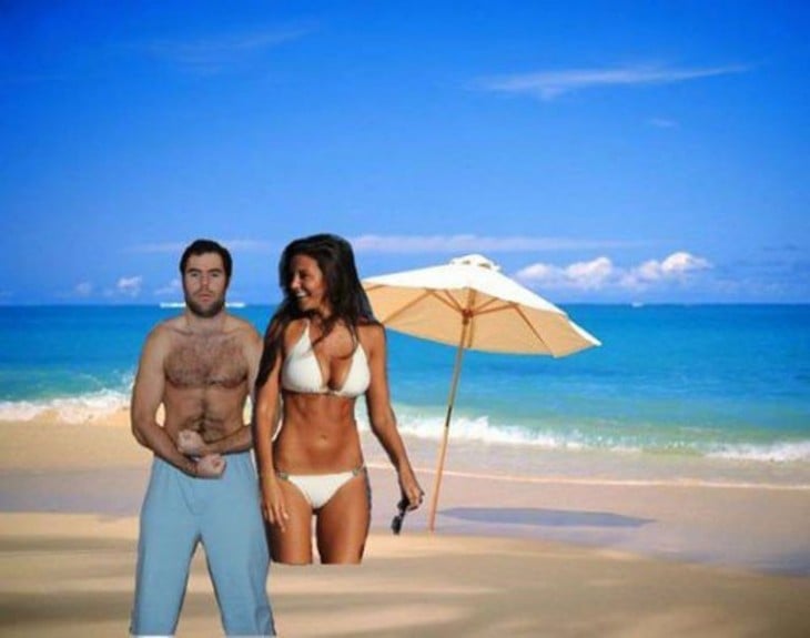 hombre en la playa con su sexy novia