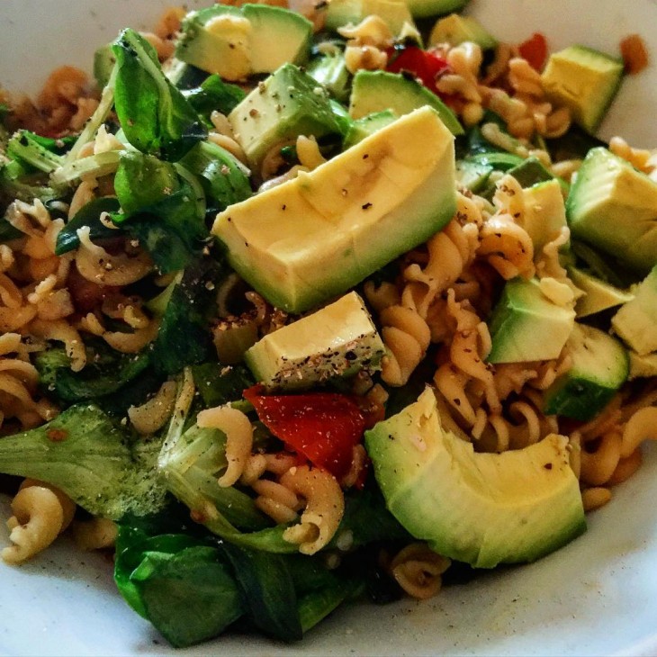 Sopa fría de esparragos con aguacate y acelgas