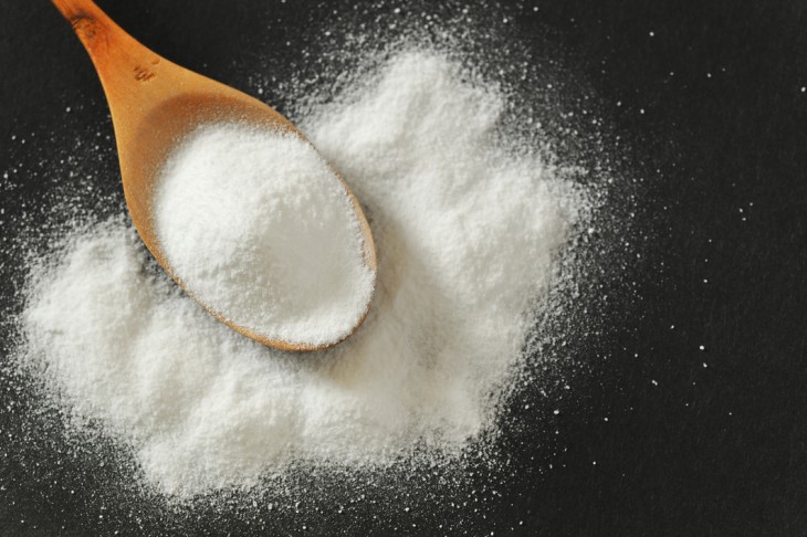 ELIMINA LA MUGRE Y MALOS OLORES DEL REFRIGERADOR CON UN POCO DE BICARBONATO DE SODIO.