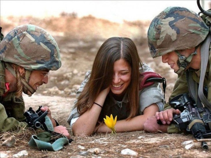 soldados israelíes con mujer sonriendo