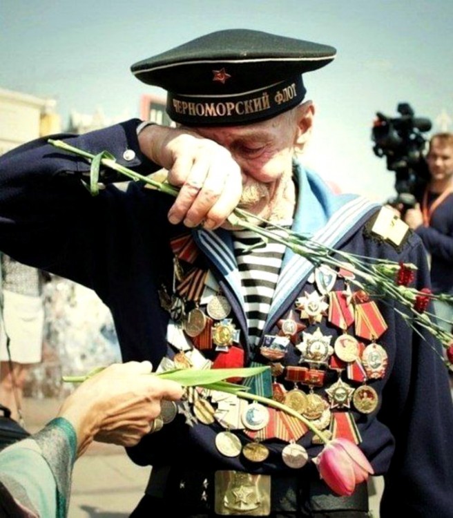 VETERANO DE GUERRA SIENDO HOMENAJEADO