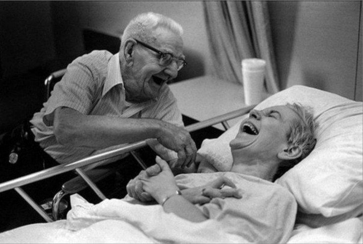 Pareja de viejitos felices riendo en el hospital