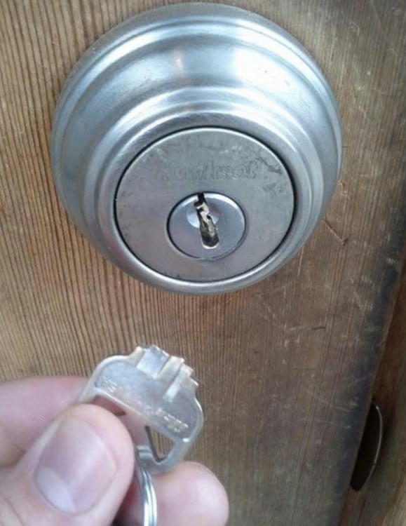Persona que se le rompió la llave al meterla a la chapa de la puerta principal de la casa