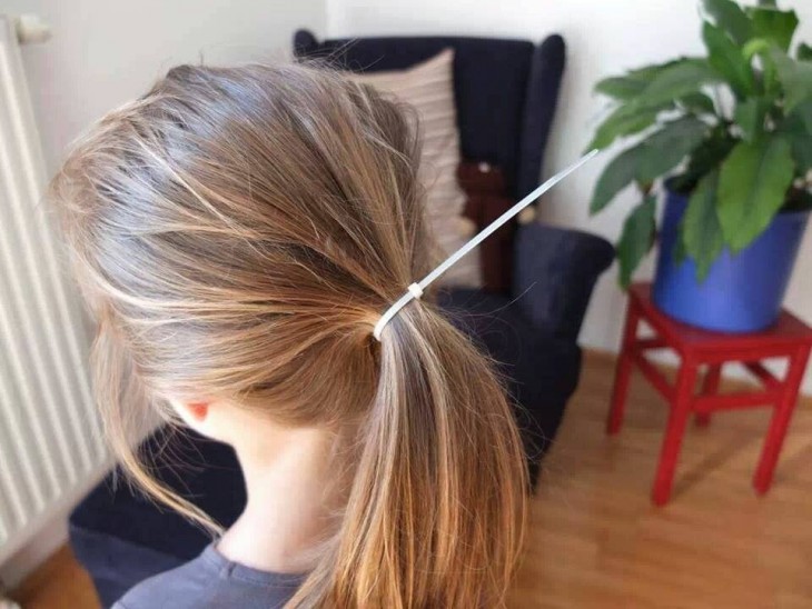 NIÑA CON UN CINCHO EN EL CABELLO