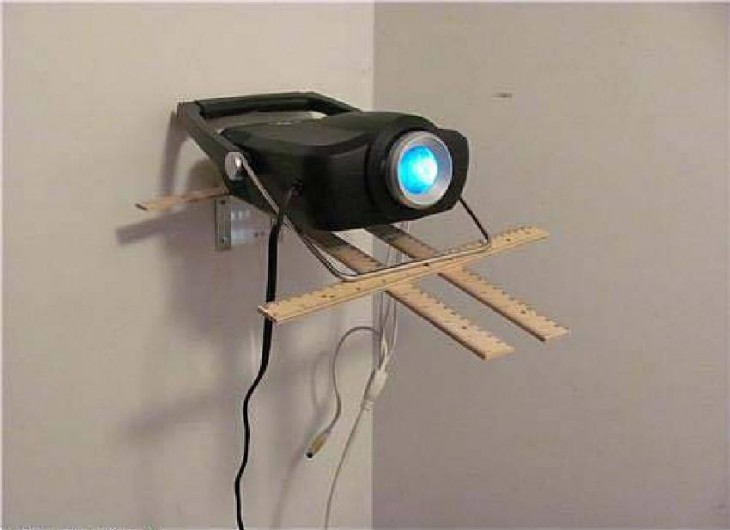 PORTA PROYECTOR HECHO CON REGLAS DE MADERA Y PEGADOS EN LA PARED