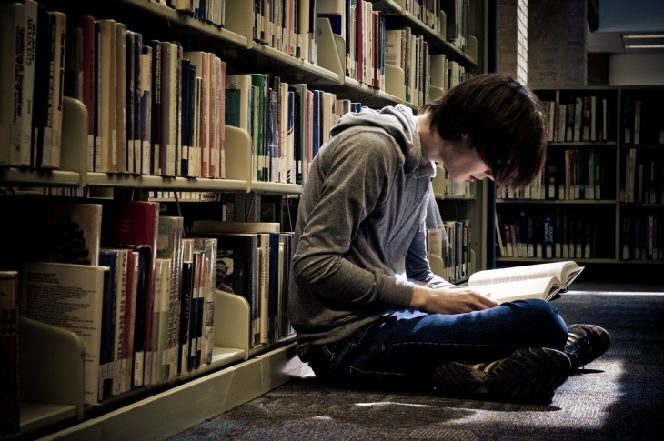 MIENTRAS UNOS BUSCAN SU MEJOR LOCALIDAD PARA LEER A OTROS LES APETECE LEER EN EL PASILLO DE LA BIBLIOTECA