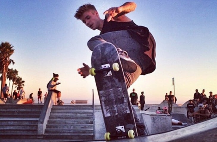 JUSTIN BIEBER EN PATINETA