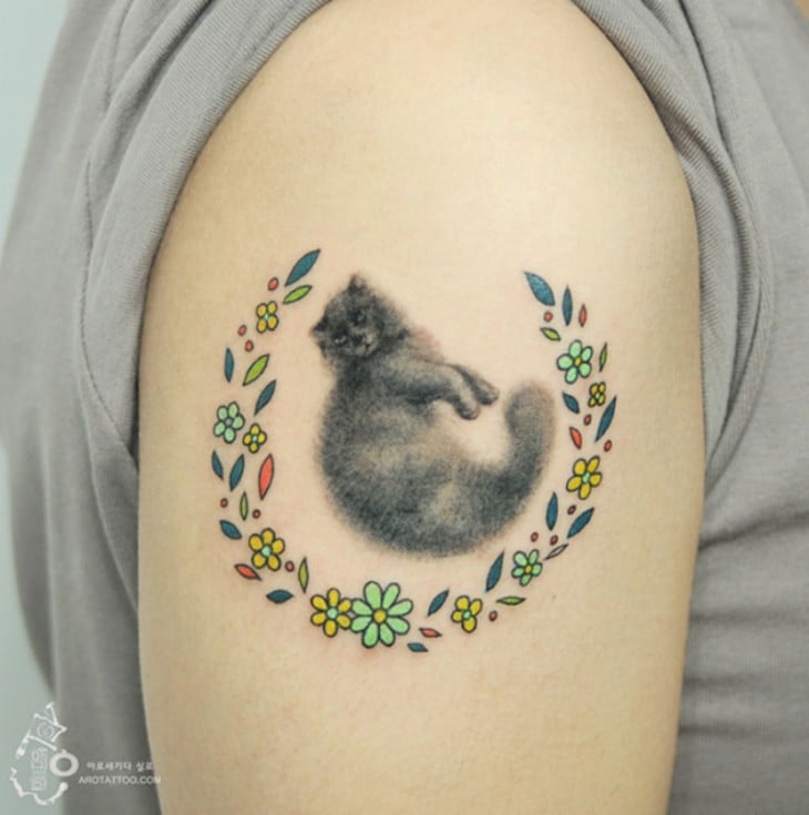 Tatuaje de acuarela con el diseño de flores con un gato 