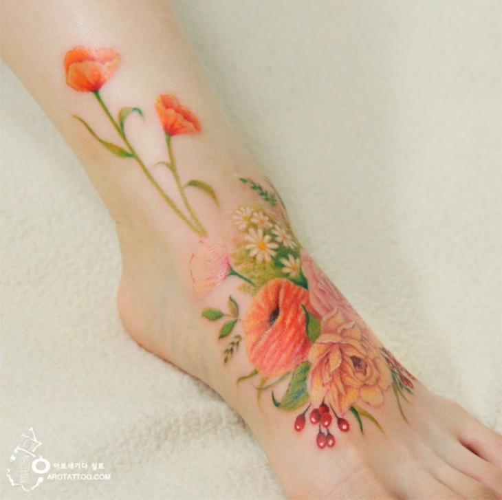 Artista hace tatuajes florales que imita la acuarela sobre un pie 