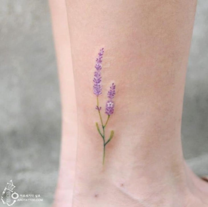 tatuaje acuarela con el diseño de flores violetas 