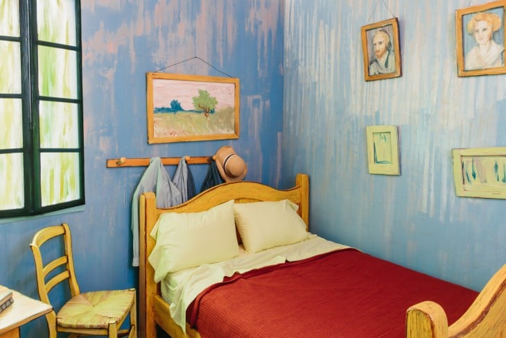 Cama, cuadros y detalles de la réplica de la habitación de Van Gogh 