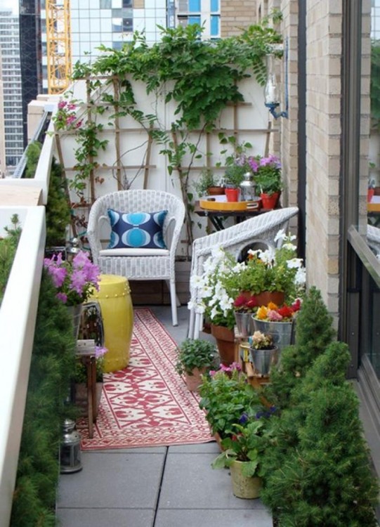 Los balcones con jarrones son especialmente acogedores. Si con eso colocas sillas exteriores estilo de los 70's le dará un toque vintage post hippie