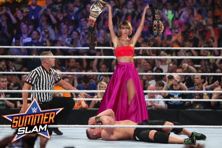 photoshop de taylor swift cargando dos cinturones de campeonato en el ring de la WWE 