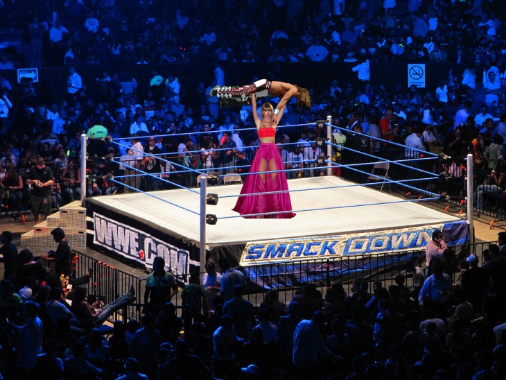 photoshop de Taylor Swift sobre el ring de Smack Down en la WWE