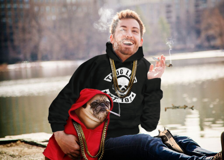 Batalla de photoshop a este hombre y su perro pug con sudaderas y fumando 