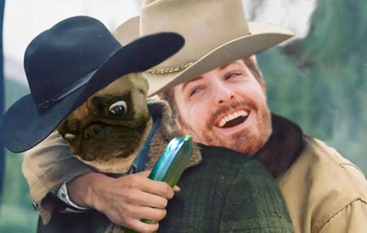 Batalla de photoshop a este hombre y su perro pug vestidos de vaqueros con un pepino 