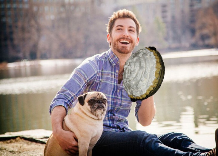 Batalla de photoshop a este hombre y su perro pug con un pastel en la mano 