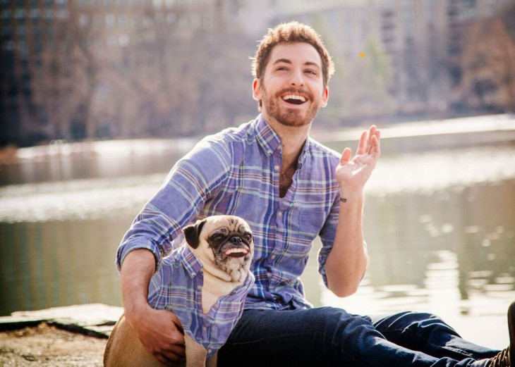 Batalla de photoshop a este hombre y su perro pug vestido igual y sonriendo igual x