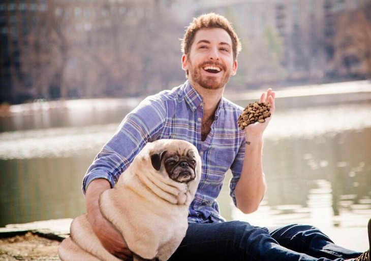 Batalla de photoshop a este hombre y su perro pug con croquetas en la mano a punto de aventarlas al perro 