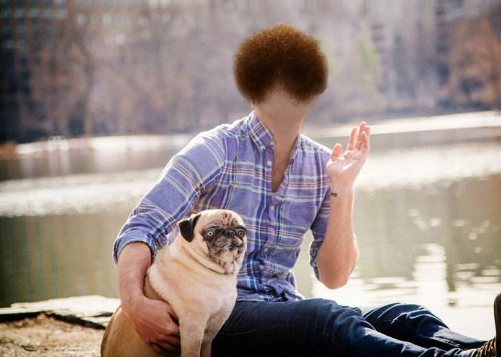 Batalla de photoshop a este hombre y su perro pug con la famosa barba roja sobre la cara 