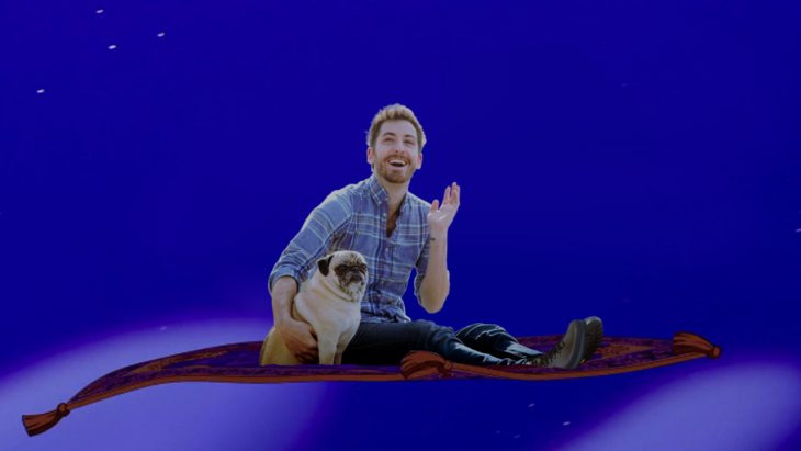 Batalla de photoshop a este hombre y su perro pug sobre la alfombra mágica de Aladdin 