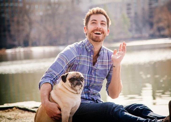 fotografía de un chico abrazado a su perro pug en Central Park 