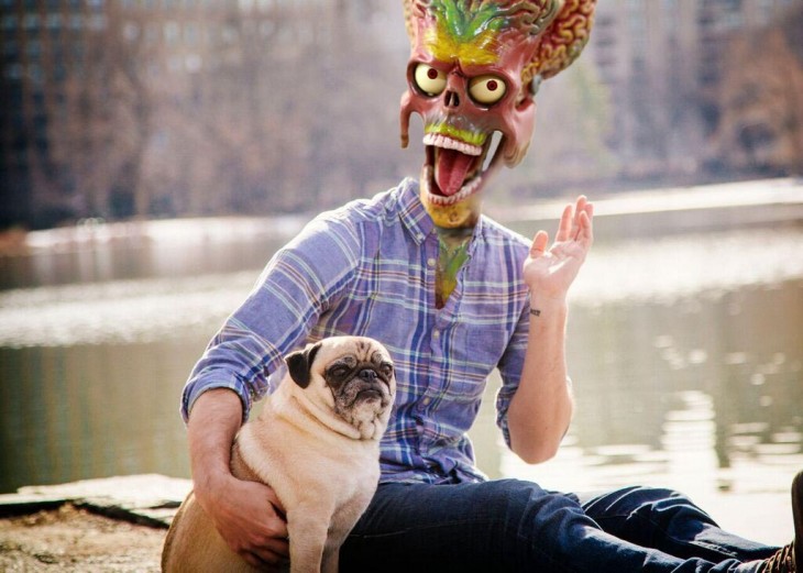 Batalla de photoshop a este hombre y su perro pug con a cara de una calavera 