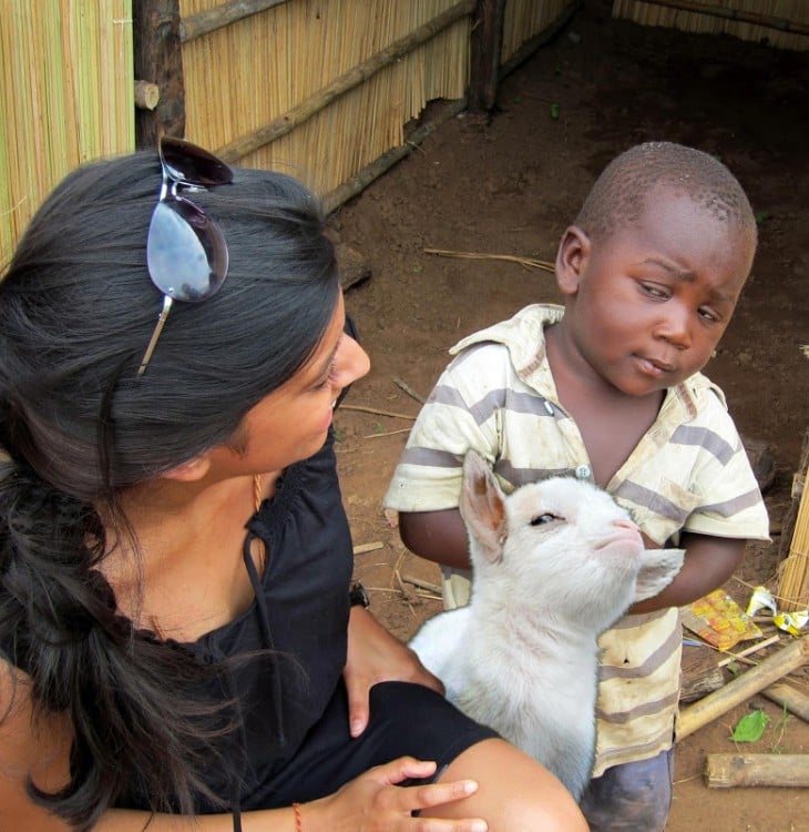 photoshop de una cabra escéptica en la foto de un niño y una mujer 