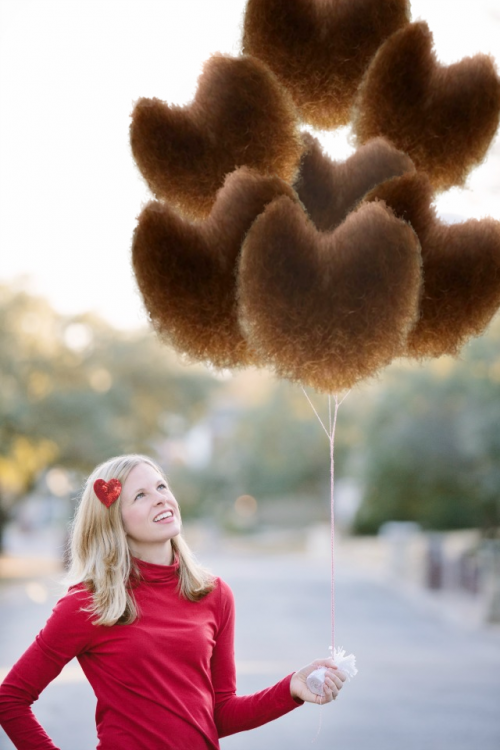 Batalla de photoshop al hombre de la barba con una imagen de una chica sosteniendo globos en forma de barba