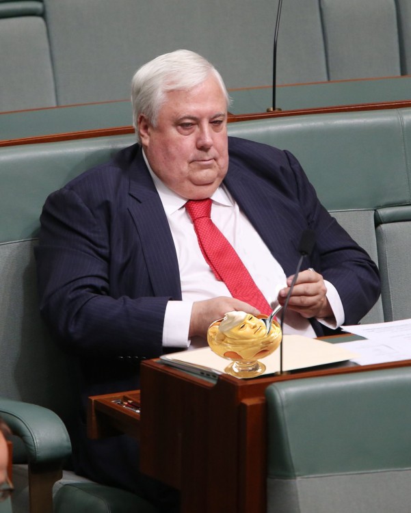 político australiano comiendo en el parlamento 