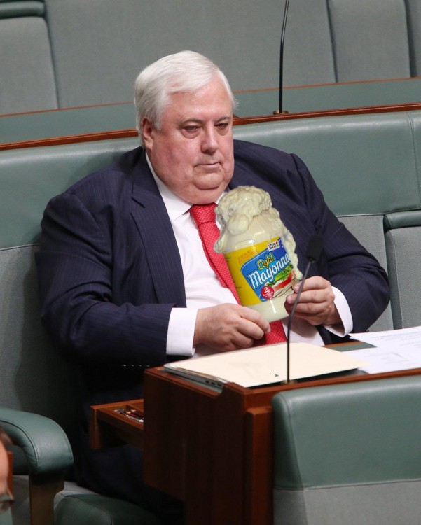 photoshop del político Clive Palmer con un gran bote de mayonesa en el parlamento 