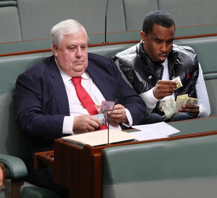 político australiano contando dinero a un lado del rapero Diddy