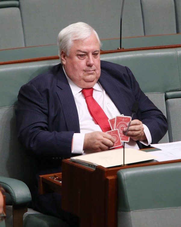photoshop del político australiano jugando cartas en el parlamento 