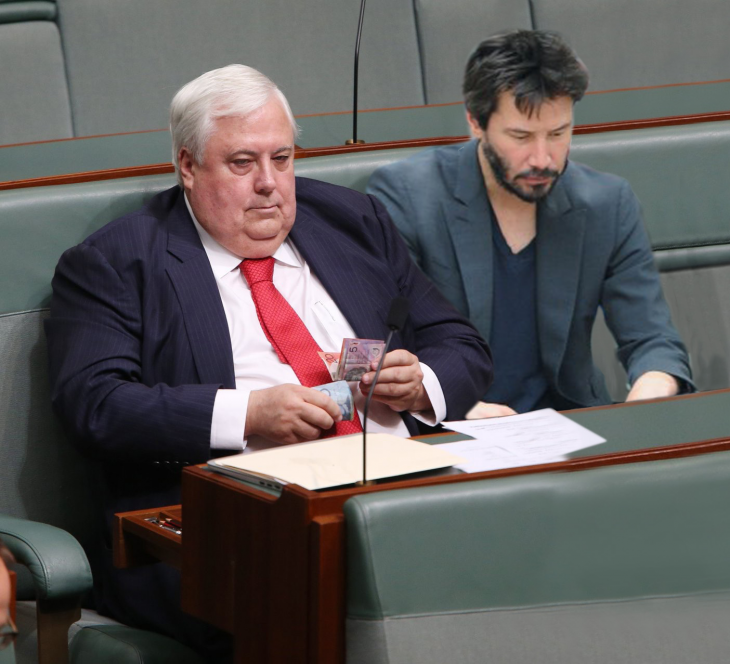 photoshop del político australiano Clive palmer contando dinero a lado del actor Keanu Reeves