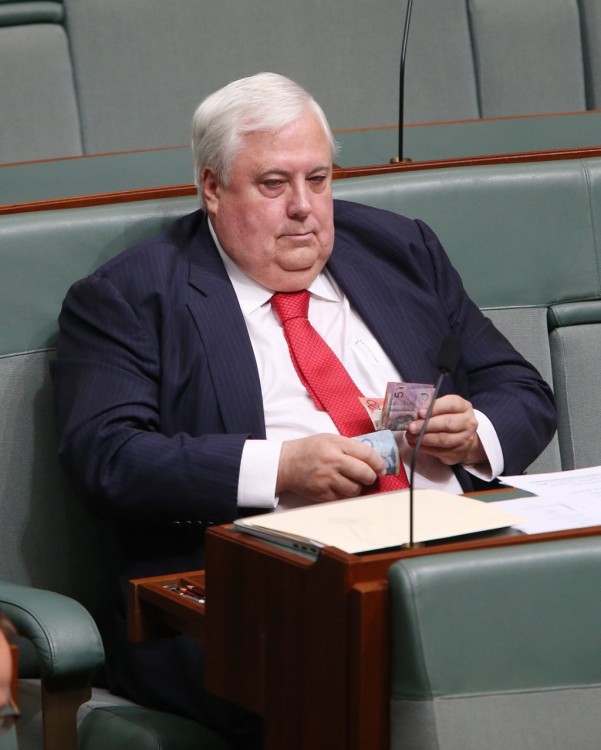 Político Australiano Clive Palmer contando dinero en el parlamento 