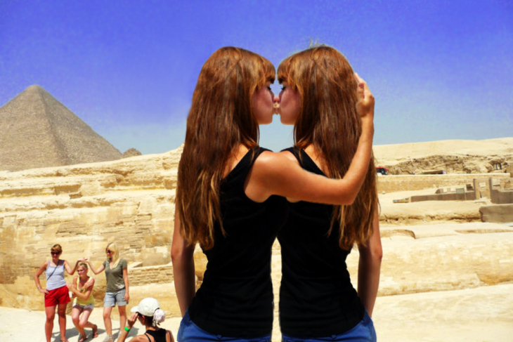 Batalla de photoshop de la mujer besando la Gran Esfinge donde se está besando a ella misma 