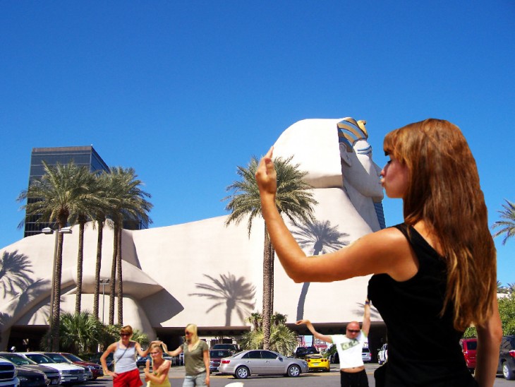 Batalla de photoshop de la mujer besando la Gran Esfinge en un paisaje dentro de una ciudad 