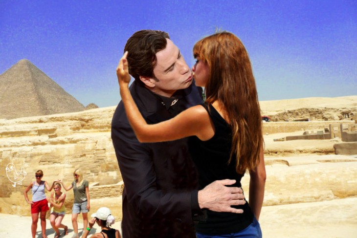 Batalla de photoshop de la mujer besando la Gran Esfinge con John Travolta 