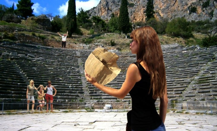 Batalla de photoshop de la mujer besando la Gran Esfinge en otro paisaje diferente al de la ciudad de Guiza