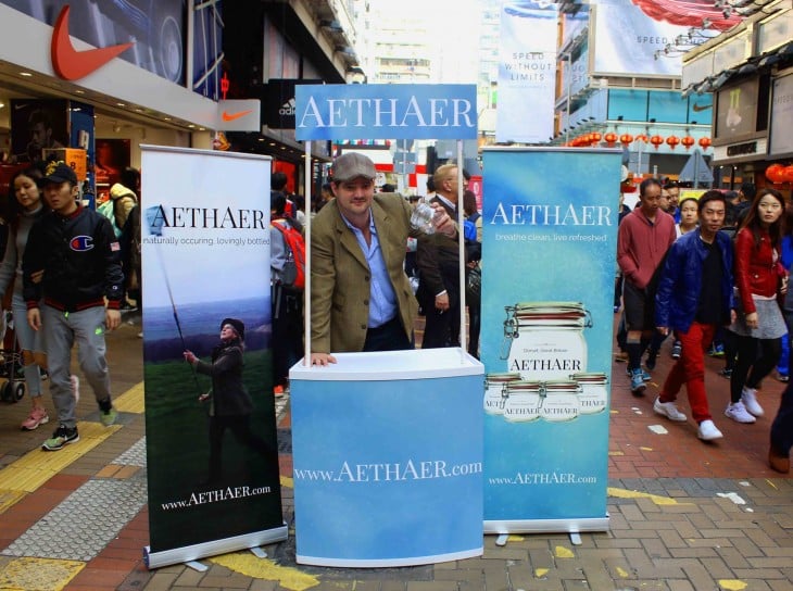 hombre en medio de un estante con el producto Aethaer frascos de aire fresco 