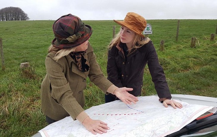 Dos mujeres británicas checando un mapa cerca de los campos británicos 