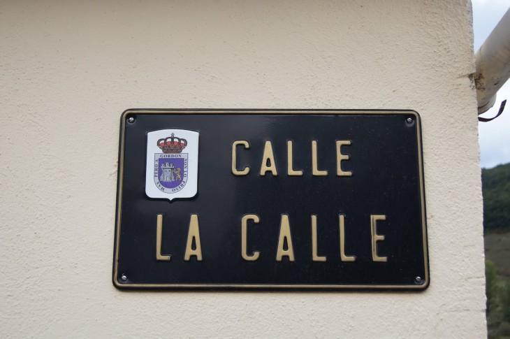 CARTEL DE LA CALLE EN LA CALLE CON PLACA METÁLICA