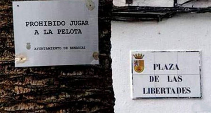 PROHIBIDO JUGAR A LA PELOTA . PLAZA DE LAS LIBERTADES