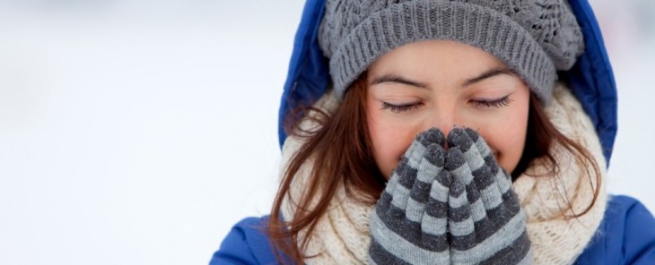 MUJER CON TIEMPO DE FRIO