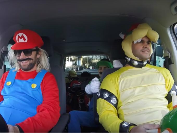 chicos vestidos de los personajes de Mario Kart en Londres 