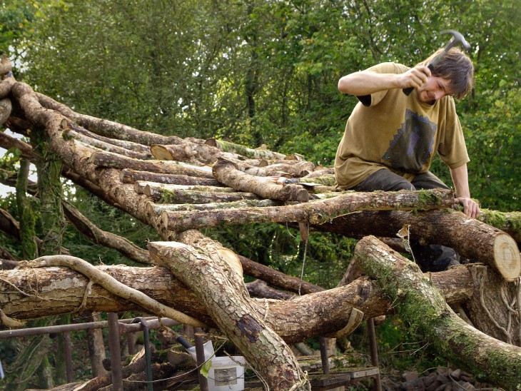 hombre creando su propia casa de el hobbit 