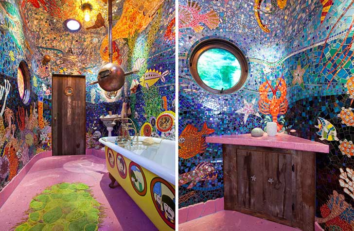 decoración de mosaicos de colores en las paredes de un baño con la tina del submarino amarillo de los beatles 